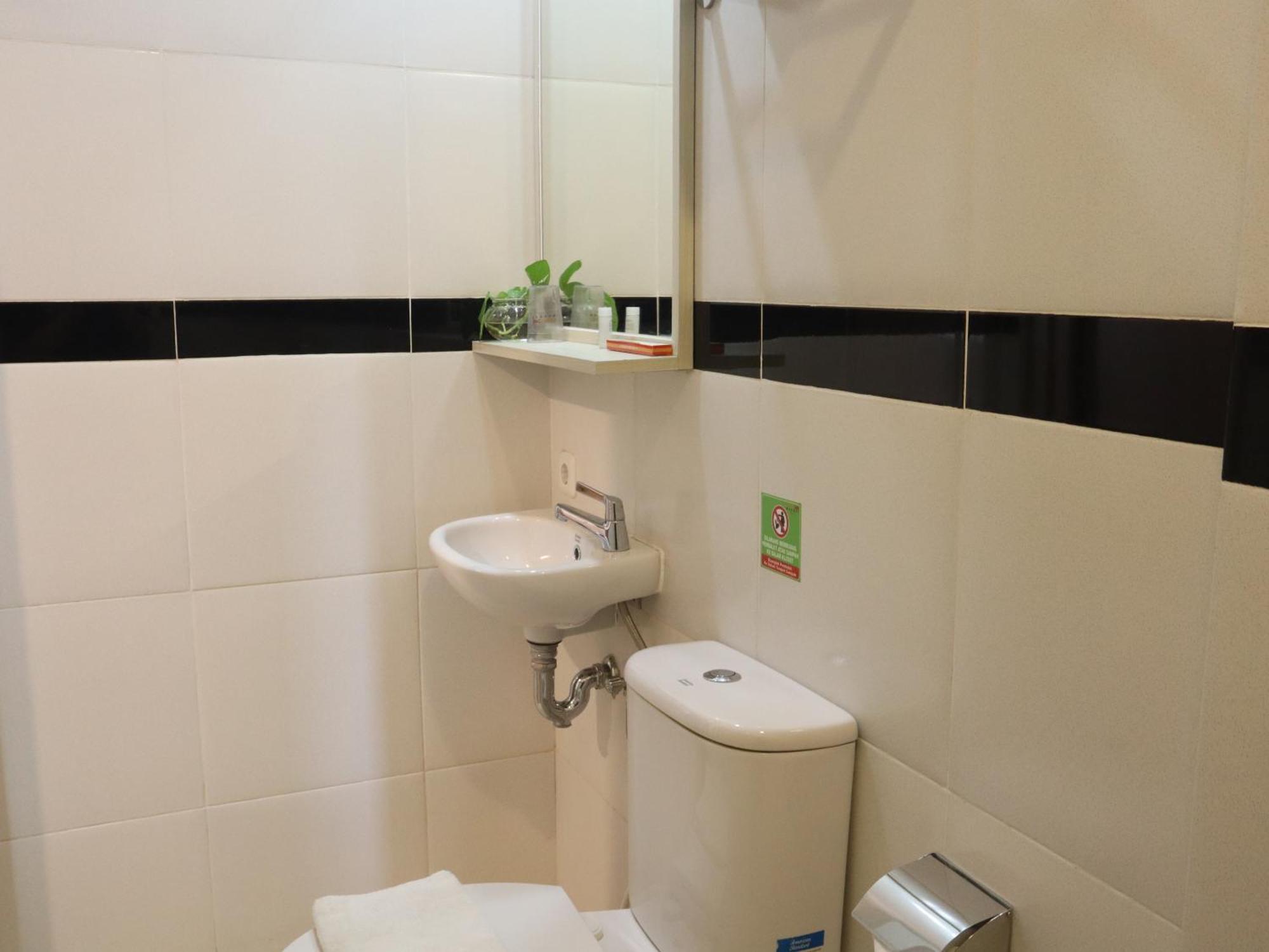 Front One Budget Bekasi Rawapanjang Экстерьер фото